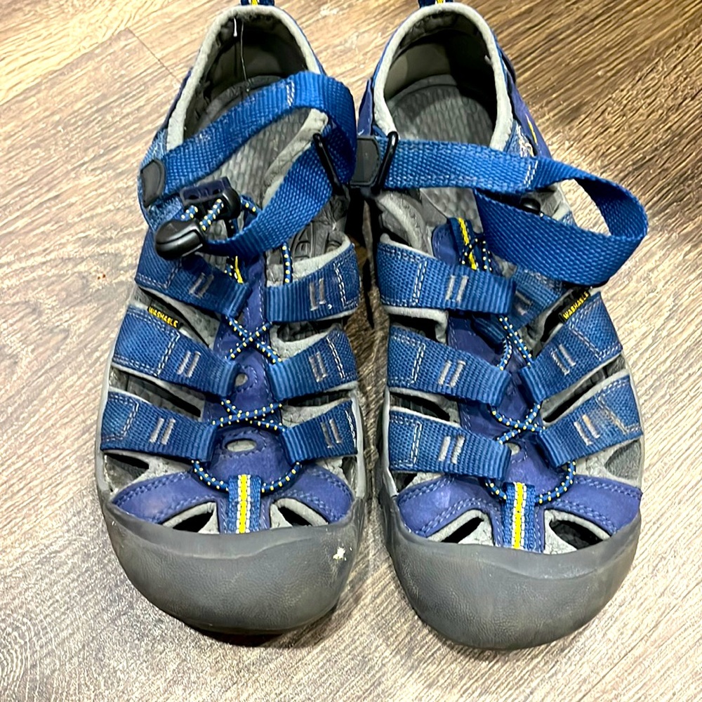 Keen boys size 4 outdoor/water shoe